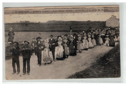 56 AURAY TROIS NOCES A LA SORTIE DE L EGLISE - Auray