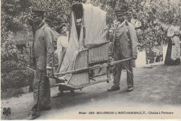 COPIE DE CARTE POSTALE ANCIENNE BOURBON L' ARCHAMBAULT CHAISE A PORTEURS - Bourbon L'Archambault