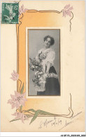 AV-BFP2-1088 - SPECTACLE - Artiste - Jeune Femme Tenant Des Fleurs - Carte Gaufrée - Artisti
