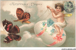 AV-BFP2-0975 - ANGE - Heureuses Pâques - Ange Assis Sur Un ...Âuf Tiré Par Des Papillon - Carte Gaufrée - Angels