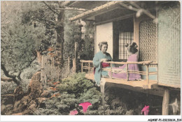 AQ#BFP1-JAPON-0256 - Deux Geishas Assisent Sur Un Balcon - Autres & Non Classés
