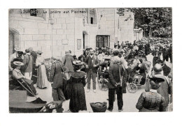 65 LOURDES, La Prière Aux Piscines. ( VOIR SCAN ) - Lourdes