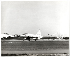 NORTHROP F-5 FIGHTER. Avion Supersonique N° F-988 à L'atterissage.  2 SCAN. - Aviazione