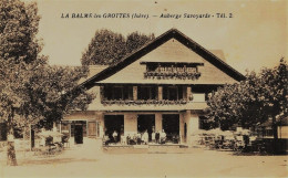 1944 - Isére  - Les GROTTES De LA BALME   :  AUBERGE SAVOYARDE ..TERRASSE ANIMEE .....disparue  ??? - Sonstige & Ohne Zuordnung