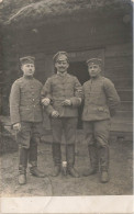 MILITARIA - Soldats - Militaires - Trois Hommes En Uniforme - Lampe - Carte Postale Ancienne - Other & Unclassified