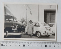 52310 0049 Foto D'epoca - Bambina Tra FIAT 600 E FIAT 1100 - Palermo 1965 - Europa