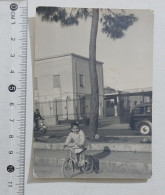 52312 0078 Foto D'epoca - Bambina In Bici Al Mercato Ittico Di Palermo - Anni 60 - Europa