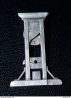 Belle Broche Type Pin's "Guillotine" Cuivre Nickelé - Altri & Non Classificati