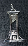 Pendentif Médaille Du Bicentenaire De La Révolution Française 1789-1989 "Guillotine" - Hangers