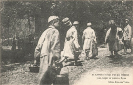 MILITARIA - La Corvée De Soupe N'est Pas Toujours Sans Danger En Première Ligne - Animé - Carte Postale Ancienne - War 1914-18