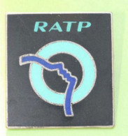 Bel Insigne Ferroviaire De Contrôteur RATP Années 80 - Métro De Paris - Chemins De Fer - Pin Railway - Train - Ferrovie