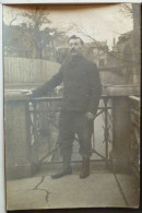 Cpa Photo Militaire Officier Soldat  Pose Sur Balcon - Uniformi