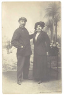 Cpa Carte-photo Couple , Homme En Tenue De Travail, Facteur ? éditeur à Casablanca , Maroc  (CPH) - Other & Unclassified