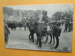 BOULOGNE Sur MER -- Les Officiers Des Grenadiers Argentins Devant La Statue Du Général José De San-Martin - Boulogne Sur Mer