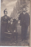 Carte Photo  Un Couple De Grand Parent Et Leur Petit Fils  Réf 30042 - Personnes Identifiées