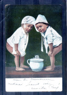 Carte Illustrée. 2 Bébés Au Dessus D'un Pot. Petite Déchirure En Bas - Bébés