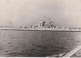 PHOTO PRESSE LE CUIRASSE JEAN BART EN RADE A TOULON AOUT 1956 FORMAT 18 X 13 CMS - Boats