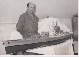 PHOTO PRESSE MONSIEUR COTTEN A CONSTRUIT LA MAQUETTE DU CUIRASSE RICHELIEU JUIN 1964 FORMAT 18 X 13 CMS - Boten