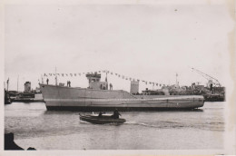 PHOTO PRESSE LANCEMENT DU DRAGUEUR SIRIUS A CHERBOURG UNITED PRESS PHOTO OCTOBRE 1952 FORMAT 18 X 13 CMS - Schiffe