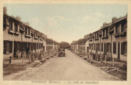 NYOISEAU (M Et L) LA CITE DU BOIS DEUX  Voiture  RV - Sonstige & Ohne Zuordnung