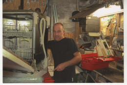 La Roche-Maurice,  Denis ROLLAND Vendeur Et Réparateur D'appareils Ménagers Dans Son Atelier(2007) - N°11 Aventure Carto - Sonstige & Ohne Zuordnung