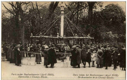 Paris - Pendant Le Bombardement - Les Chevaux De Bois Aux Champs Elysees - Other & Unclassified