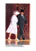Photo De Presse.MLE10688.30x20 Cm Environ.Reine Elisabeth II D'Angleterre.Duc D'Edinburgh.Haji Hassanal Bolkiah.1998 - Personalidades Famosas