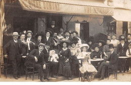 A Identifier - N°73750 - Groupe De Personne à La Terrasse D'un Café - Commerce - Carte Photo - To Identify