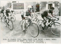 PHOTO DE PRESSE ORIGINALE TOUR DE FRANCE 1956.20X15.5eme ETAPE CAEN ST MALO.SKERL DARRIGADE ET MONTI....n°18663 - Wielrennen