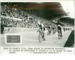 PHOTO DE PRESSE ORIGINALE TOUR DE FRANCE 1956.20X15.9eme ETAPE LA ROCHELLE BORDEAUX.LE SRINT DE DARRIGADE.n°18669 - Wielrennen