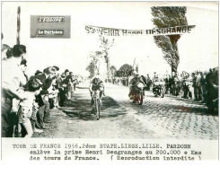 PHOTO DE PRESSE ORIGINALE TOUR DE FRANCE 1956.20X15.2eme ETAPE LIEGE LILLE.PARDOEN ENLEVE LA PRIME DESGRANGES.n°18657 - Cycling