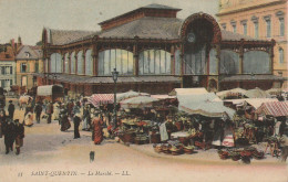 WA 7-(02) SAINT QUENTIN - LE MARCHE - ETALS FRUITS ET LEGUMES - FLEURS - CARTE COLORISEE - 2 SCANS - Saint Quentin