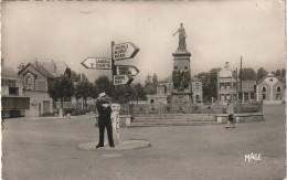 WA 7-(02) HIRSON - LE MONUMENT DE LA VICTOIRE - PLACE DE LA MAIRIE - AGENT DE LA CIRCULATION AU CARREFOUR - 2 SCANS - Hirson