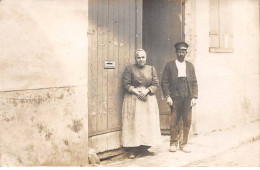 A Identifier - N°77455 - Homme Et Femme Sur Le Pas D'une Porte - Carte Photo - To Identify