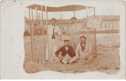 A Identifier - N°77456 - Hommes Dans Une Cage Au Ours - Carte Photo - Da Identificare