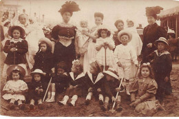 A Identifier - N°83212 - Femmes Et Enfants Sur Un Bord De Mer, Les Enfants Avec Des Pelles  - Carte Photo - Da Identificare