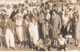 A Identifier - N°83207 - Groupe De Personnes Sur Un Bord De Mer - Carte Photo - To Identify