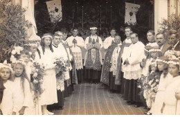 A Localiser - N°80711 - Sortie De Messe Avec Des Communiantes - Carte Photo - To Identify