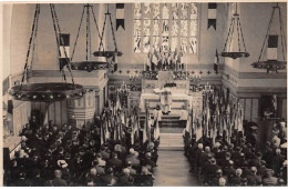 A Localiser - N°80712 - Messe, Hommes Avec Des Drapeaux- Carte Photo - Da Identificare