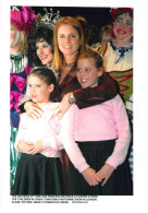 Photo De Presse.MLE10678.30x20 Cm Environ.Duchesse Of York.Princesse Beatrice Et Eugenie."Children In Crisis.Noël.1998 - Famous People