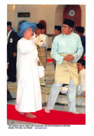 Photo De Presse.MLE10645.30x20 Cm Environ.1998.Reine Elisabeth D'Angleterre.Visite.Jame-Asr Hassanal.Brunei.Mosquée - Famous People