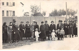 A Identifier - N°91519 - Des Femmes Avec Des Enfants Dans Une Rue - Carte Photo - To Identify