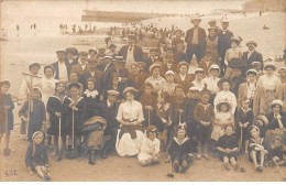 A Identifier - N°91498 - Groupe De Vacanciers Sur Une Plage, Les Enfants Avec Des Pelles - Carte Photo - Da Identificare