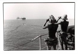 Photo De Presse.AM21019.28x18 Cm Environ.1987.Golfe.Corvette "Georges Leygues".Pétrolier "Normandie" - Boats