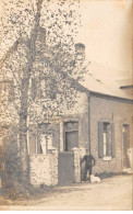 A Localiser - N°84438 - Homme Près à Rentrer Dans Une Maison - Carte Photo - Da Identificare