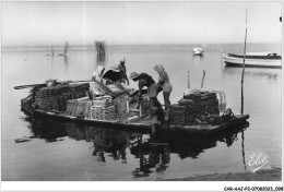 CAR-AAJP2-33-0138 - BASSIN D'ARCARHON - Travaux Ostréicoles - Le Détroquage Des Huîtres - Arcachon