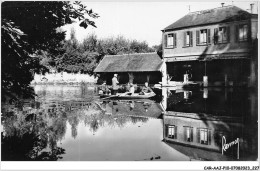 CAR-AAJP10-91-0993 - YERRES - Le Lavoir - Hommes Dans Une Barque - Yerres