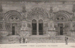 WA 18-(08) VOUZIERS - L' EGLISE - LE GRAND PORTAIL - VUE D' ENSEMBLE  - ANIMATION - 2 SCANS - Vouziers