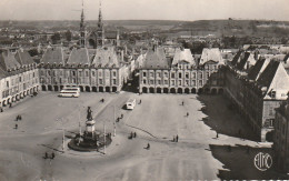 WA 18-(08) CHARLEVILLE - LA PLACE DUCALE - VUE PANORAMIQUE - AUTOBUS - EDIT. ATMO , MEZIERES - 2 SCANS - Charleville