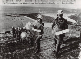 Photo De Presse.AM21180.24x18 Cm Environ.1981.Brokdorf.Policiers - Lugares